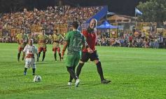 Foto de la galería:  Jugando, arbitrando y con un golazo de penal: Pitana se despidió y dejó todo en la cancha