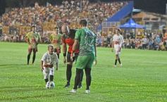 Foto de la galería:  Jugando, arbitrando y con un golazo de penal: Pitana se despidió y dejó todo en la cancha