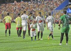Foto de la galería:  Jugando, arbitrando y con un golazo de penal: Pitana se despidió y dejó todo en la cancha