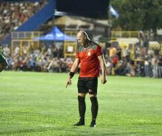 Foto de la galería:  Jugando, arbitrando y con un golazo de penal: Pitana se despidió y dejó todo en la cancha