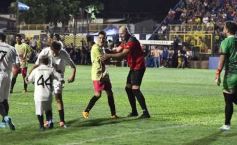 Foto de la galería:  Jugando, arbitrando y con un golazo de penal: Pitana se despidió y dejó todo en la cancha