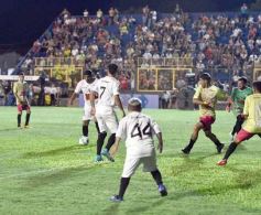 Foto de la galería:  Jugando, arbitrando y con un golazo de penal: Pitana se despidió y dejó todo en la cancha