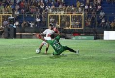 Foto de la galería:  Jugando, arbitrando y con un golazo de penal: Pitana se despidió y dejó todo en la cancha