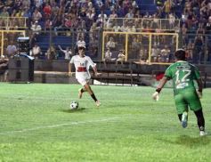 Foto de la galería:  Jugando, arbitrando y con un golazo de penal: Pitana se despidió y dejó todo en la cancha