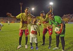 Foto de la galería:  Jugando, arbitrando y con un golazo de penal: Pitana se despidió y dejó todo en la cancha
