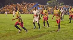 Foto de la galería:  Jugando, arbitrando y con un golazo de penal: Pitana se despidió y dejó todo en la cancha