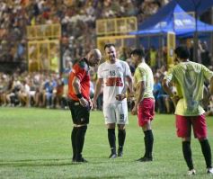 Foto de la galería:  Jugando, arbitrando y con un golazo de penal: Pitana se despidió y dejó todo en la cancha