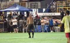 Foto de la galería:  Jugando, arbitrando y con un golazo de penal: Pitana se despidió y dejó todo en la cancha