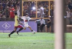 Foto de la galería:  Jugando, arbitrando y con un golazo de penal: Pitana se despidió y dejó todo en la cancha