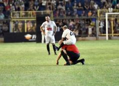 Foto de la galería:  Jugando, arbitrando y con un golazo de penal: Pitana se despidió y dejó todo en la cancha