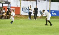 Foto de la galería:  Jugando, arbitrando y con un golazo de penal: Pitana se despidió y dejó todo en la cancha