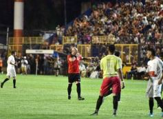Foto de la galería:  Jugando, arbitrando y con un golazo de penal: Pitana se despidió y dejó todo en la cancha