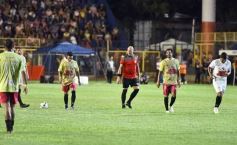 Foto de la galería:  Jugando, arbitrando y con un golazo de penal: Pitana se despidió y dejó todo en la cancha