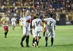Foto de la galería:  Jugando, arbitrando y con un golazo de penal: Pitana se despidió y dejó todo en la cancha