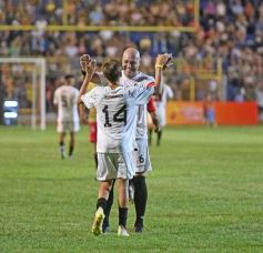 Foto de la galería:  Jugando, arbitrando y con un golazo de penal: Pitana se despidió y dejó todo en la cancha
