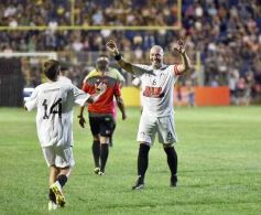 Foto de la galería:  Jugando, arbitrando y con un golazo de penal: Pitana se despidió y dejó todo en la cancha