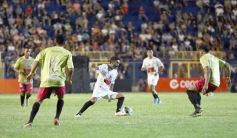 Foto de la galería:  Jugando, arbitrando y con un golazo de penal: Pitana se despidió y dejó todo en la cancha
