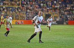 Foto de la galería:  Jugando, arbitrando y con un golazo de penal: Pitana se despidió y dejó todo en la cancha