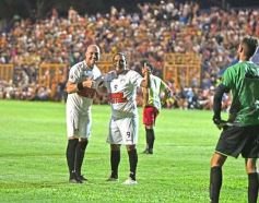 Foto de la galería:  Jugando, arbitrando y con un golazo de penal: Pitana se despidió y dejó todo en la cancha