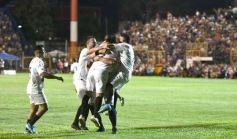 Foto de la galería:  Jugando, arbitrando y con un golazo de penal: Pitana se despidió y dejó todo en la cancha