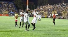 Foto de la galería:  Jugando, arbitrando y con un golazo de penal: Pitana se despidió y dejó todo en la cancha