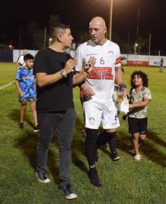 Foto de la galería:  Jugando, arbitrando y con un golazo de penal: Pitana se despidió y dejó todo en la cancha