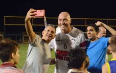 Foto de la galería:  Jugando, arbitrando y con un golazo de penal: Pitana se despidió y dejó todo en la cancha