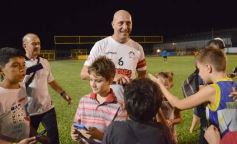 Foto de la galería:  Jugando, arbitrando y con un golazo de penal: Pitana se despidió y dejó todo en la cancha
