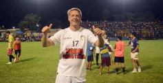 Foto de la galería:  Jugando, arbitrando y con un golazo de penal: Pitana se despidió y dejó todo en la cancha