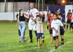 Foto de la galería:  Jugando, arbitrando y con un golazo de penal: Pitana se despidió y dejó todo en la cancha