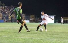 Foto de la galería:  Jugando, arbitrando y con un golazo de penal: Pitana se despidió y dejó todo en la cancha