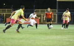 Foto de la galería:  Jugando, arbitrando y con un golazo de penal: Pitana se despidió y dejó todo en la cancha