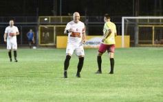 Foto de la galería:  Jugando, arbitrando y con un golazo de penal: Pitana se despidió y dejó todo en la cancha