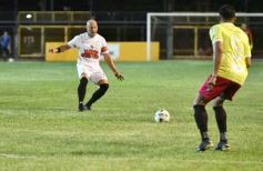 Foto de la galería:  Jugando, arbitrando y con un golazo de penal: Pitana se despidió y dejó todo en la cancha