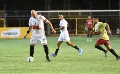 Foto de la galería:  Jugando, arbitrando y con un golazo de penal: Pitana se despidió y dejó todo en la cancha