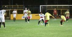 Foto de la galería:  Jugando, arbitrando y con un golazo de penal: Pitana se despidió y dejó todo en la cancha
