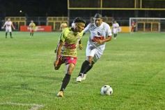 Foto de la galería:  Jugando, arbitrando y con un golazo de penal: Pitana se despidió y dejó todo en la cancha