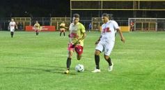 Foto de la galería:  Jugando, arbitrando y con un golazo de penal: Pitana se despidió y dejó todo en la cancha