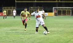 Foto de la galería:  Jugando, arbitrando y con un golazo de penal: Pitana se despidió y dejó todo en la cancha