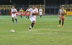 Foto de la galería:  Jugando, arbitrando y con un golazo de penal: Pitana se despidió y dejó todo en la cancha