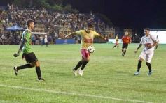 Foto de la galería:  Jugando, arbitrando y con un golazo de penal: Pitana se despidió y dejó todo en la cancha