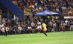Foto de la galería:  Jugando, arbitrando y con un golazo de penal: Pitana se despidió y dejó todo en la cancha