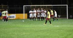 Foto de la galería:  Jugando, arbitrando y con un golazo de penal: Pitana se despidió y dejó todo en la cancha