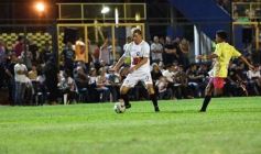 Foto de la galería:  Jugando, arbitrando y con un golazo de penal: Pitana se despidió y dejó todo en la cancha