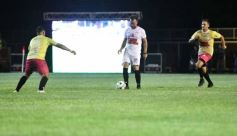 Foto de la galería:  Jugando, arbitrando y con un golazo de penal: Pitana se despidió y dejó todo en la cancha