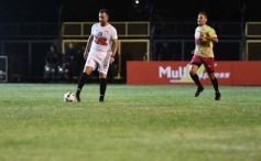 Foto de la galería:  Jugando, arbitrando y con un golazo de penal: Pitana se despidió y dejó todo en la cancha
