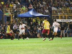 Foto de la galería:  Jugando, arbitrando y con un golazo de penal: Pitana se despidió y dejó todo en la cancha