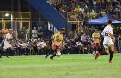 Foto de la galería:  Jugando, arbitrando y con un golazo de penal: Pitana se despidió y dejó todo en la cancha