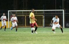 Foto de la galería:  Jugando, arbitrando y con un golazo de penal: Pitana se despidió y dejó todo en la cancha