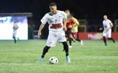 Foto de la galería:  Jugando, arbitrando y con un golazo de penal: Pitana se despidió y dejó todo en la cancha
